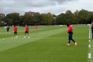 星空体验-记者：埃泽今日仍随水晶宫训练，他是最后一个离开更衣室的球员