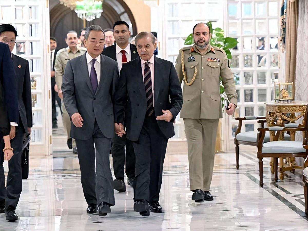 紧牵王毅外长的手,巴铁承认中美策略有所调整,希望中方能多理解