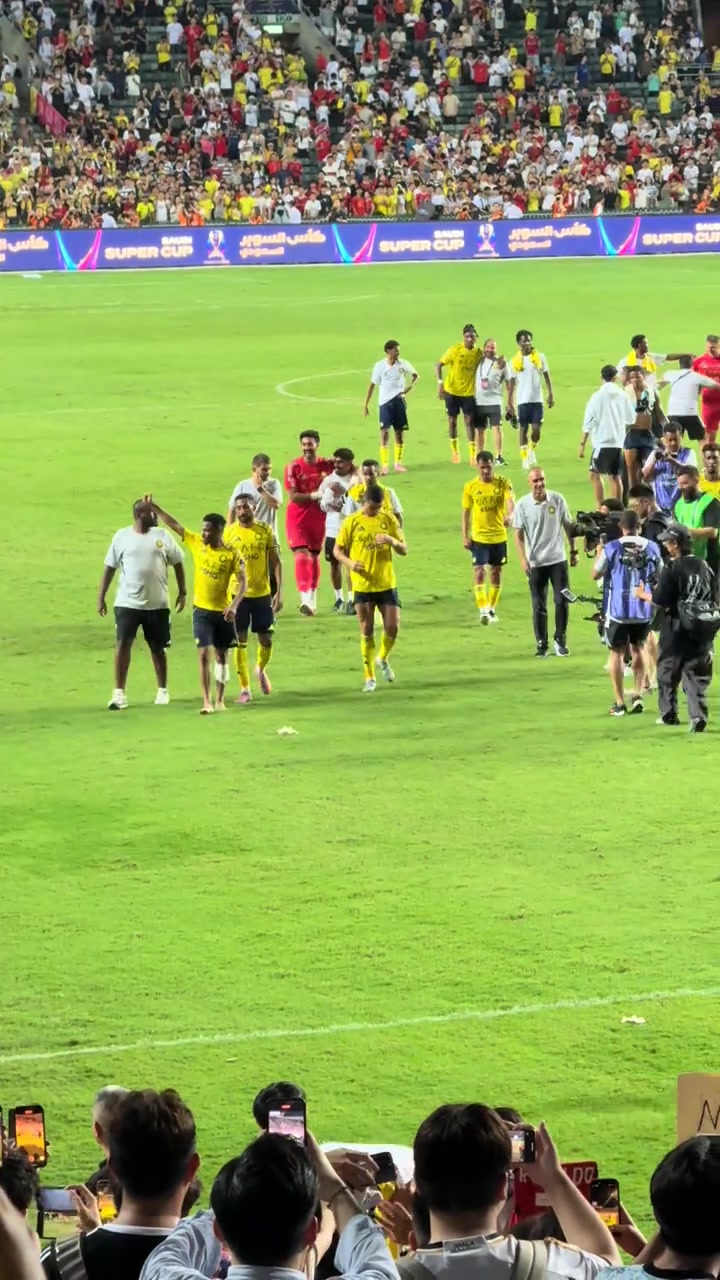 C罗赛后率全队谢场致意球迷 满面笑容将战袍赠予看台