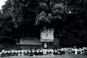 众多球迷为布彭扎献花并留言:愿黄龙的风永远吟唱你的名字