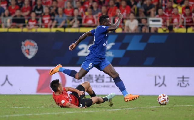 星空互动-【中超】阿齐兹破门邓涵文染红 蓉城0比1三镇遭连败